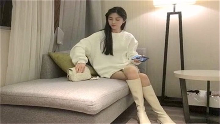 3000网约极品车站模特,清纯女神苗条温柔,沙发撕开丝袜抠穴展示,这颜值物有所值