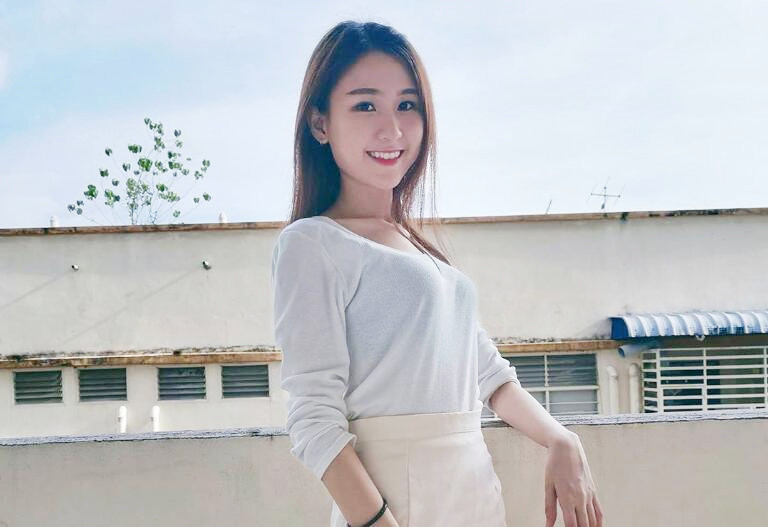 开档肉丝丁字裤铆钉鞋在出租屋偷 情性 爱上瘾 衣服不脱翘美臀全程猛烈后 入冲刺