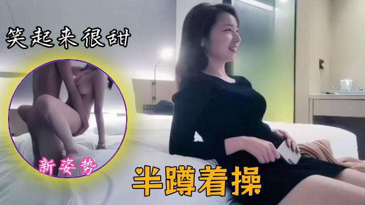 笑起来很甜美黑色包臀裙妹妹,大白美乳摸逼闭眼享受新姿势半蹲着操