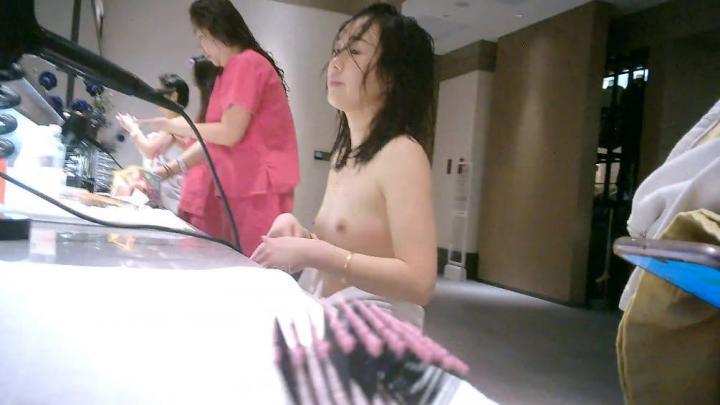 温泉洗浴女士区内部曝光,眼花缭乱各种身材一丝不挂,红发美少女身材好,阴毛腋毛好性感